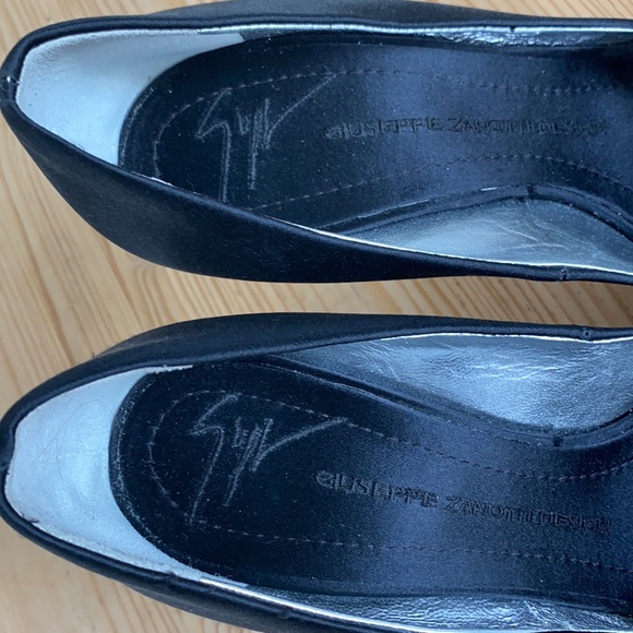 Gorgeous Giuseppe Zanotti Crystal Embellishments Pumps - Picture 7 of 9